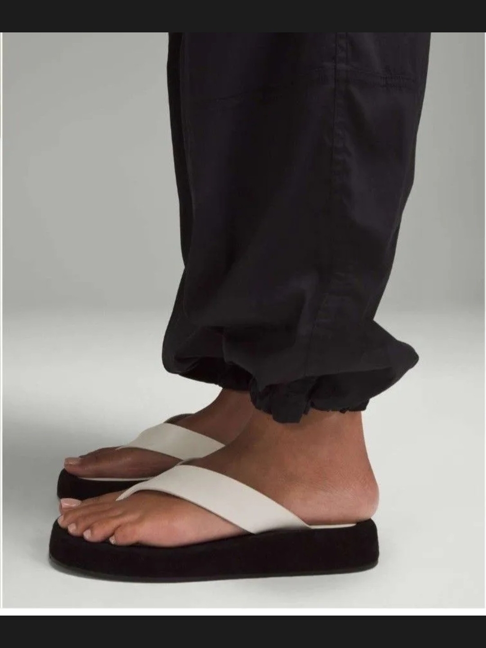 NWT Lululemon Lightweight Adjustable Mid-Rise Cargo Pant Black Size XS - Picture 3 of 4
